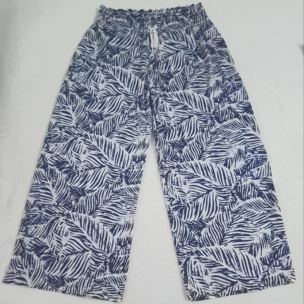Never been worn! Comfortable flowy pants perfect for the summer.